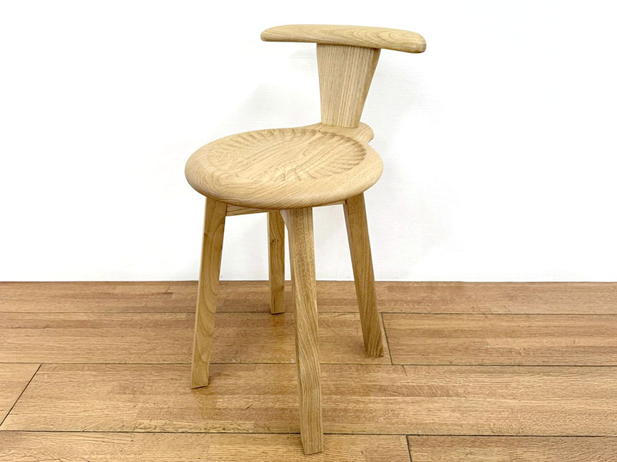 りんごのように丸くかわいいちょっとこぶりな栗のチェアー