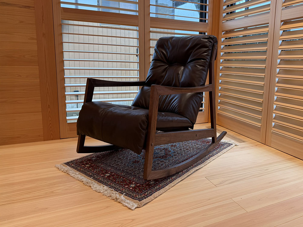 うたたね必須のロッキングチェアー。