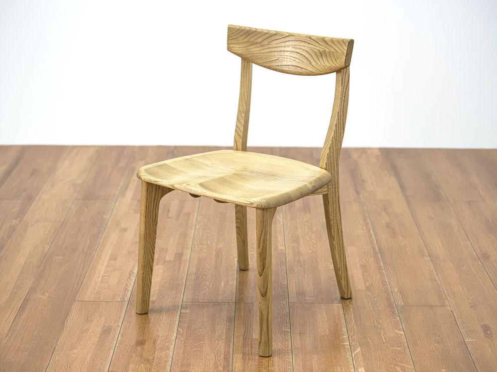 軽さが自慢、片手で持てる、軽やかな栗の木のチェアー