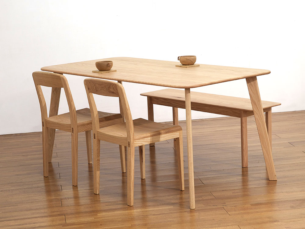 お部屋が広く見える？圧迫感がないオーク材のテーブル