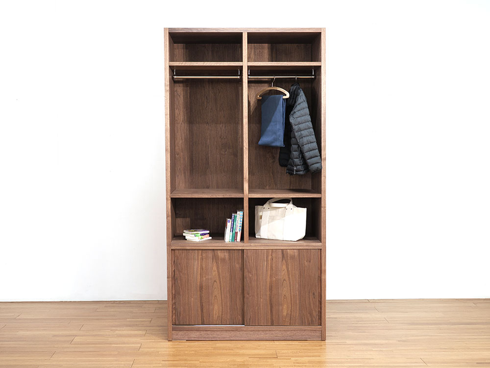本棚にも、ワードローブにも、マルチに使えるハンガーキャビネット